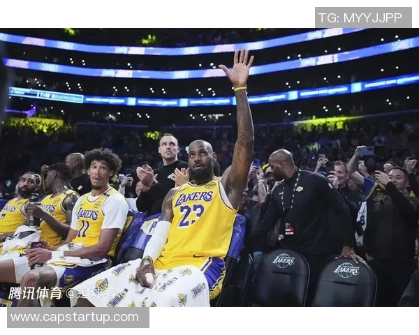 球星赛后回到更衣室队友热情迎接全场欢呼氛围感爆棚